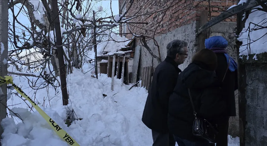  80 yaşındaki kadın evinin bahçesinde ölü bulundu