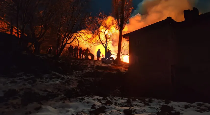Samsun’da yangın; 2 ahşap ev kullanılamaz hale geldi