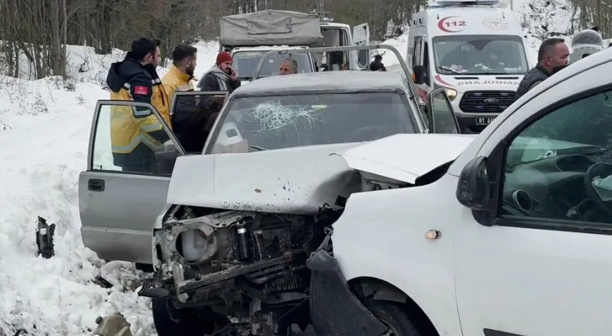 Kamyonet ile hafif ticari araç çarpıştı: 3'ü çocuk 7 yaralı