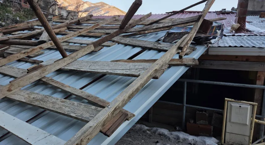 Artvin'de şiddetli rüzgarda uçan çatı otomobile zarar verdi