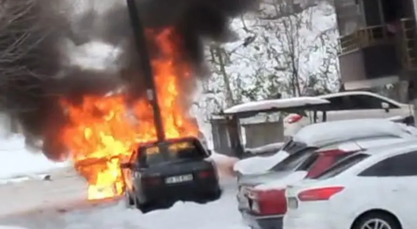 Otomobil alev alev yandı, o anlar kamerada