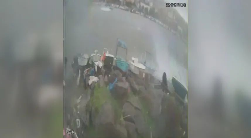 Limandaki tekneleri deviren hortum kamerada