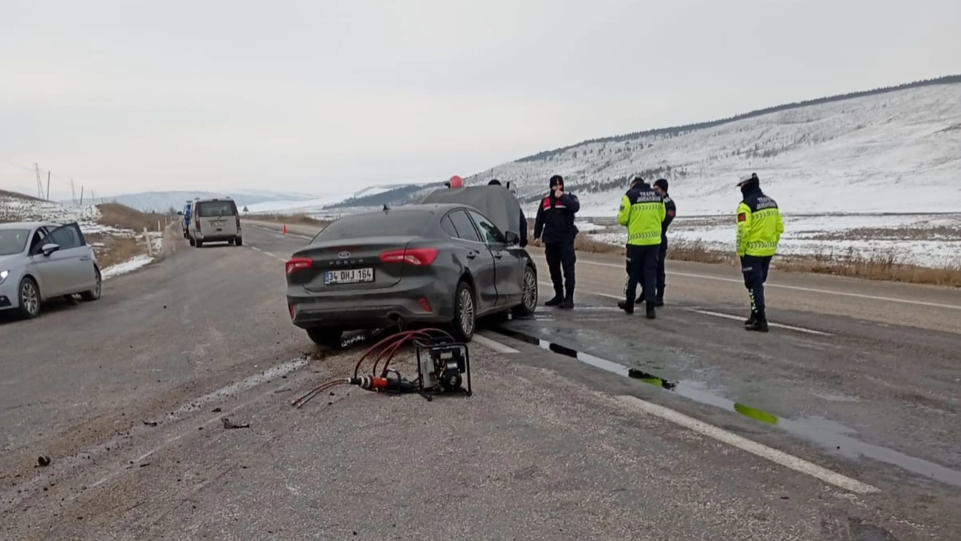 Çorum'da yol kenarındaki toprak zemine çarpan aracın sürücüsü yaralandı