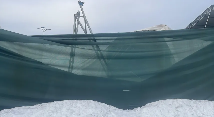 Bolu'da kar yüküne dayanamayan tenis kortunun çatısı çöktü