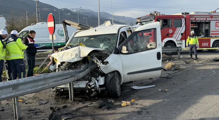 Anadolu Otoyolu Düzce kesiminde bariyere saplanan hafif ticari araçtaki 2 kişi öldü
