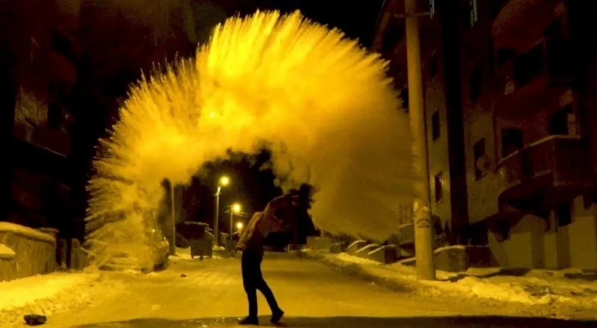 Soğuk havada havaya serpilen kaynar su yere düşmeden buz oldu