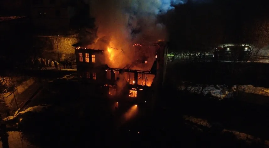 Karabük’te 2 katlı tarihi konak yandı