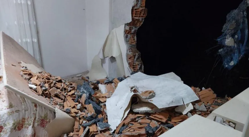 Trabzon'da toprak kaymasında hasar gören 6 katlı bina tahliye edildi