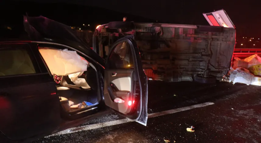 Otoyoldaki feci kazada minibüse arkadan çarpan otomobil sürücüsü 2.11 promil alkollü çıktı