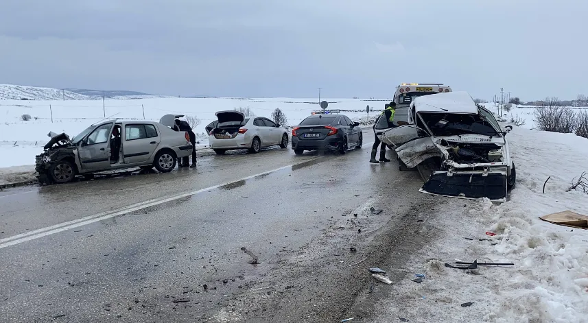 Kastamonu'da iki otomobil çarpıştı, 1 kişi öldü, 2 kişi yaralandı