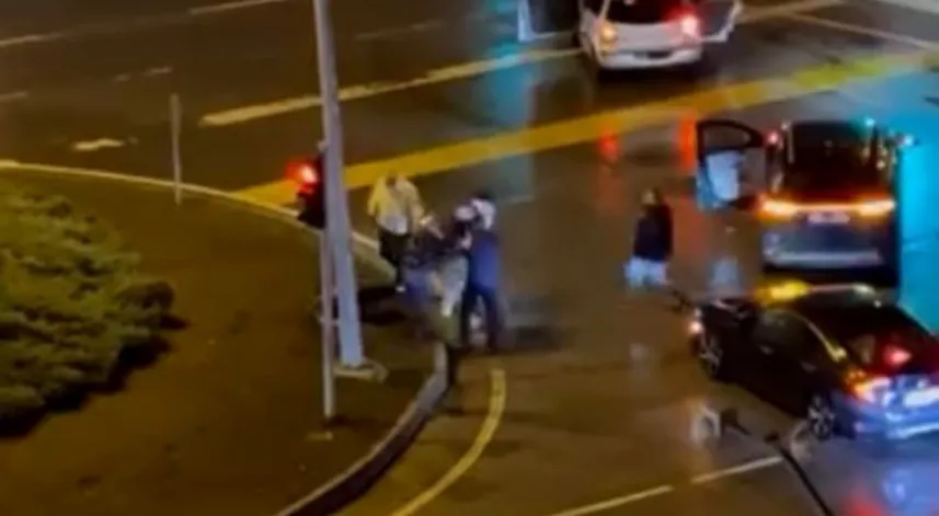 Kazaya karışanlar, sürücüyü darbetti; 3 gözaltı