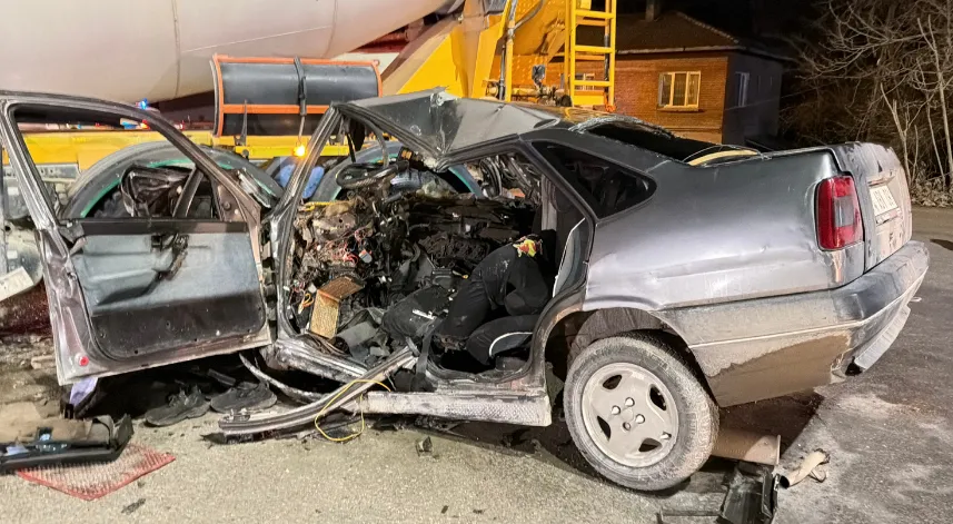 Beton mikseriyle çarpışan otomobilin sürücüsü yaralandı