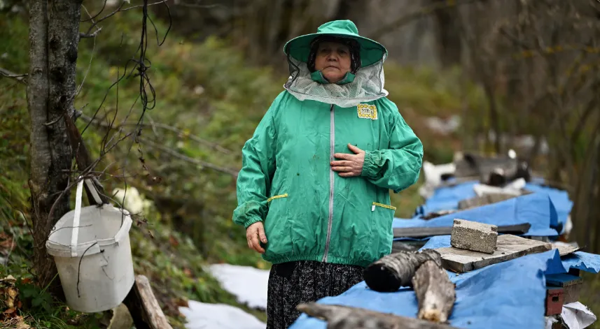 Kadın arıcı ata mesleğini 45 yıldır sürdürüyor