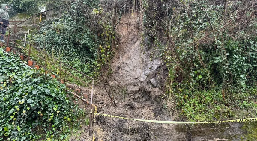 Zonguldak'ta 8 eve ulaşım sağlayan merdiven heyelan nedeniyle kullanıma kapatıldı