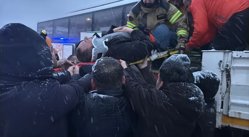 Tokat’ta karla kaplı yolda otobüs TIR’a arkadan çarptı: 7 yaralı