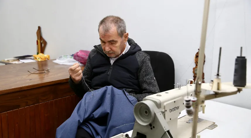 İğne ve ipliği 58 yıldır elinden düşürmedi