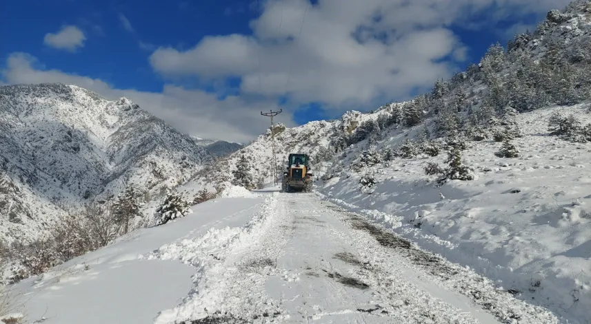 Artvin’de kar yağışı nedeniyle 34 köy yolu ulaşıma kapandı