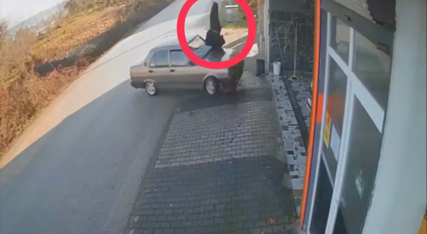 Otomobilin çarptığı yaya metrelerce savruldu; o anlar kamerada