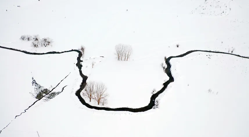 Kastamonu'da kar altındaki mendereslerin kış güzelliği