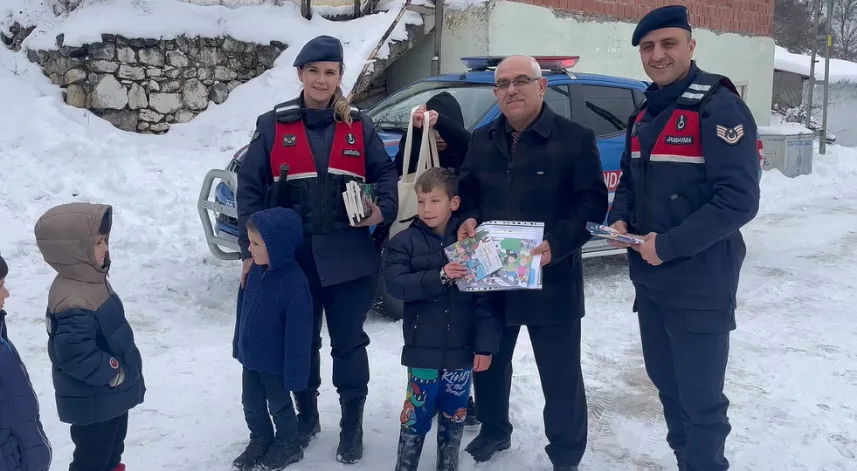 Kar nedeniyle okula gidemeyen öğrencilerin karnelerini jandarma dağıttı