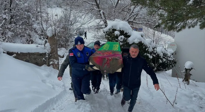 Damla'yı, ailesine ulaşılamayınca ilçe protokolü ve vatandaşlar toprağa verdi