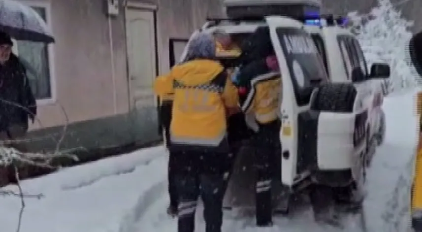 Ekipler, yolu kardan kapanan köydeki hastayı hastaneye ulaştırdı