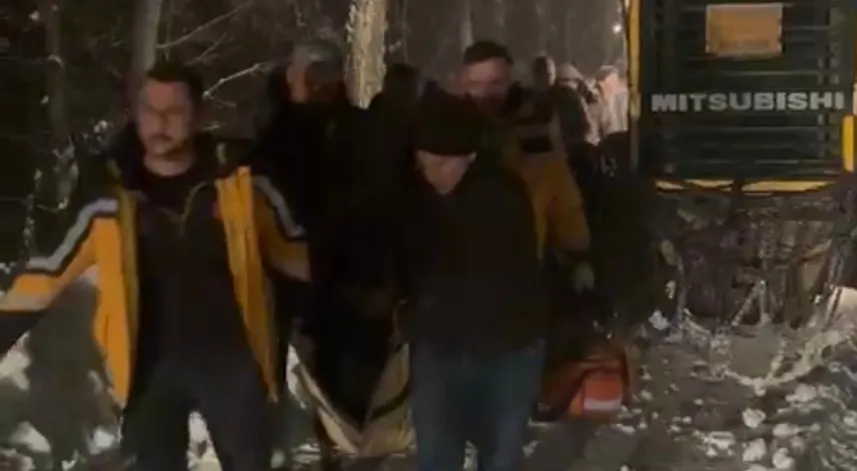 Yolu kardan kapanan köyde rahatsızlanan hasta için ekipler seferber oldu