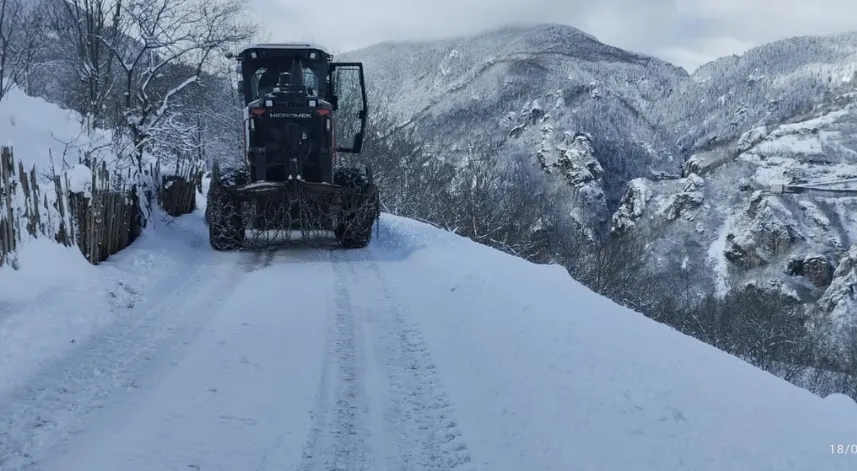 Trabzon’da karla mücadele sürüyor