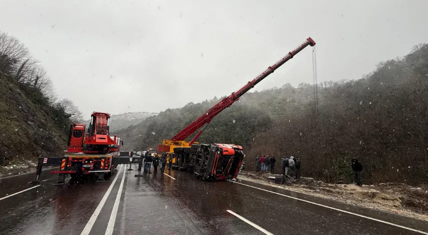 Alkollü sürücünün kullandığı TIR, uçuruma devrildi