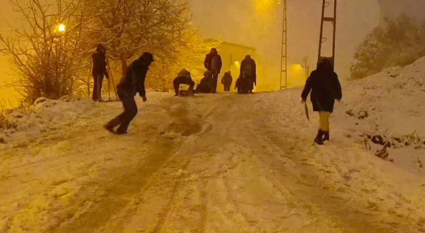 İstanbul'da kar sonrası sokaklar oyun alanına döndü