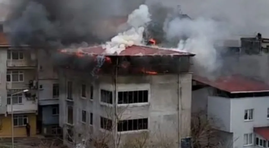 Binanın çatı katı alev alev yandı