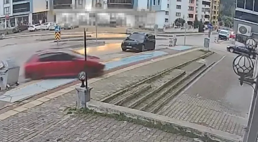 Direksiyon dersinde fren yerine gaza bastı: Otomobil dükkânın önüne uçtu