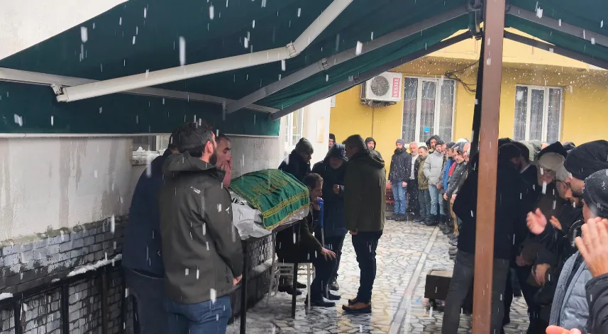 Yanan aracın içinde ölü bulunan genç müteahhit son yolculuğuna uğurlandı