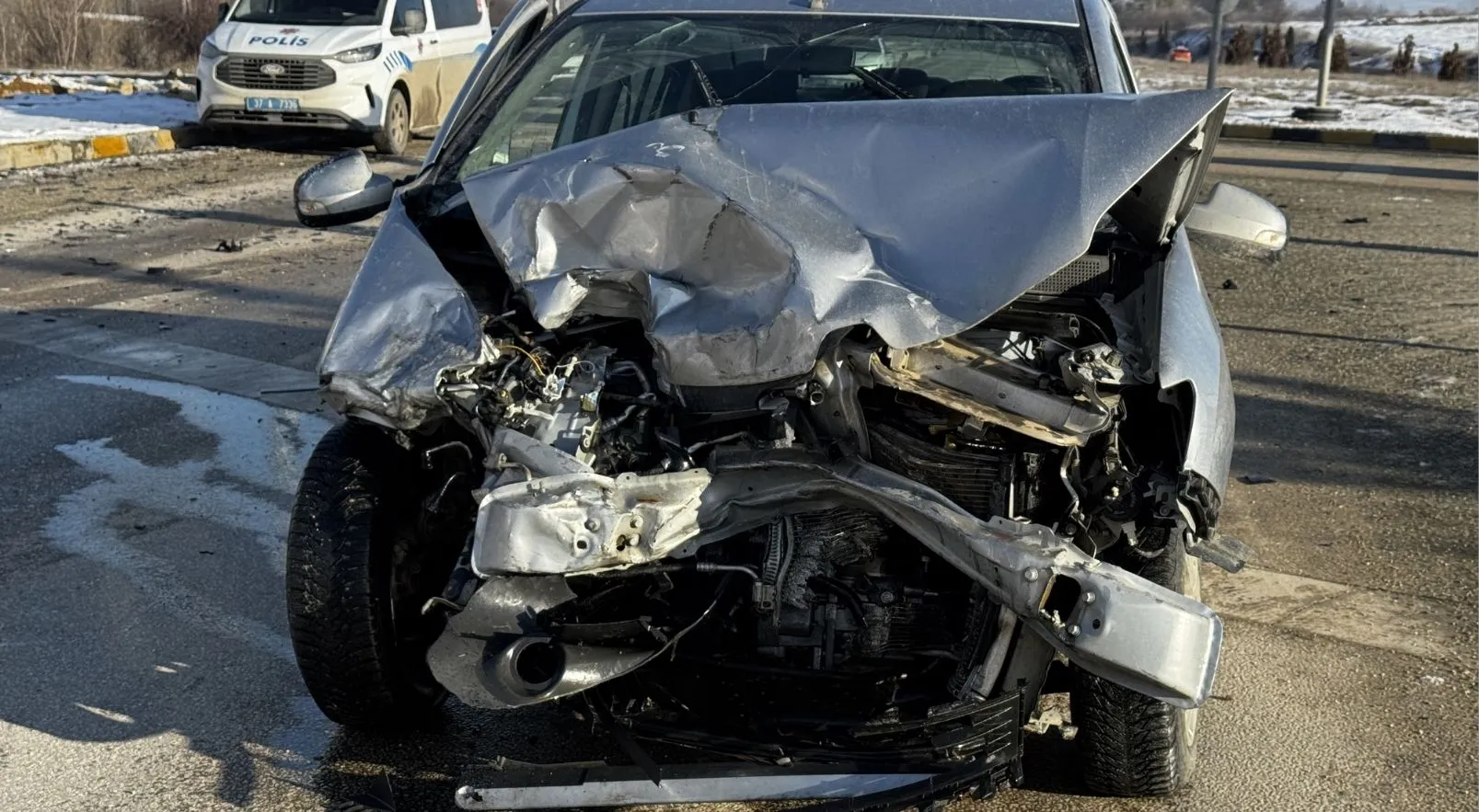 Otomobil ile panelvan çarpıştı, 1 kişi yaralandı