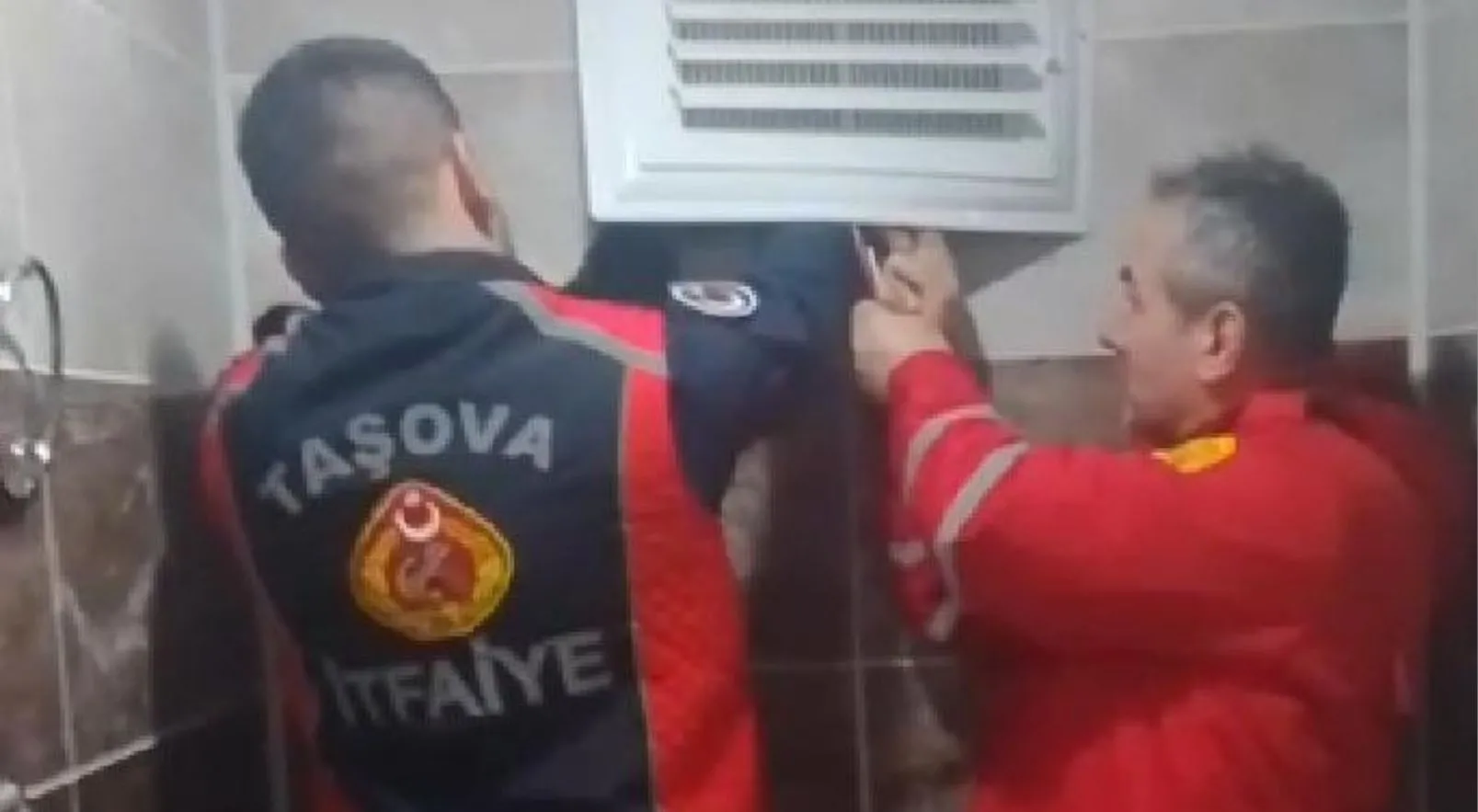 Amasya'da apartman boşluğunda mahsur kalan kargayı itfaiye kurtardı