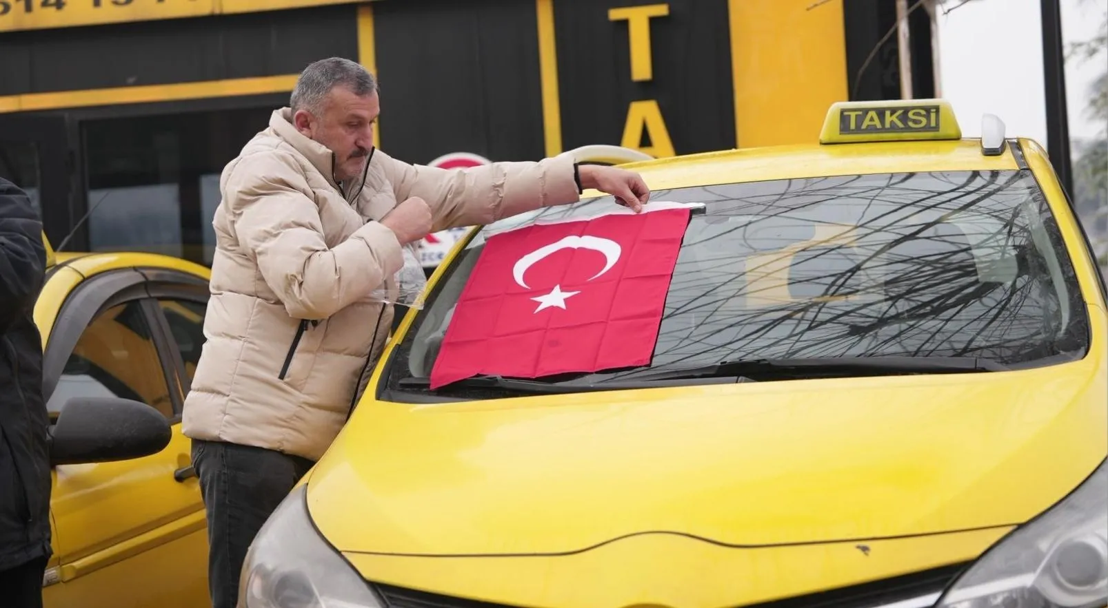 Terör örgütü YPG/SDG yandaşlarının sınır hattında Türk bayrağına saldırısına tepki