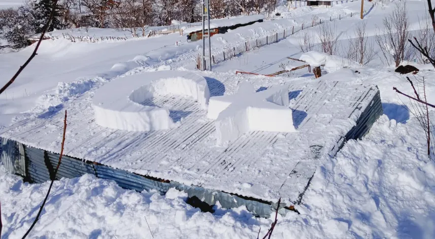 Çatıdaki karla ay- yıldız figürü yapıp bayrağa saldırıya tepki gösterdi