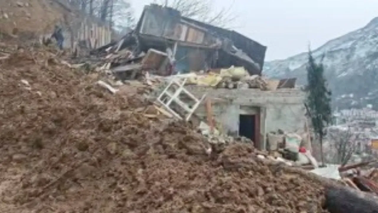 Artvin’de heyelan; ev ve ahır yıkıldı