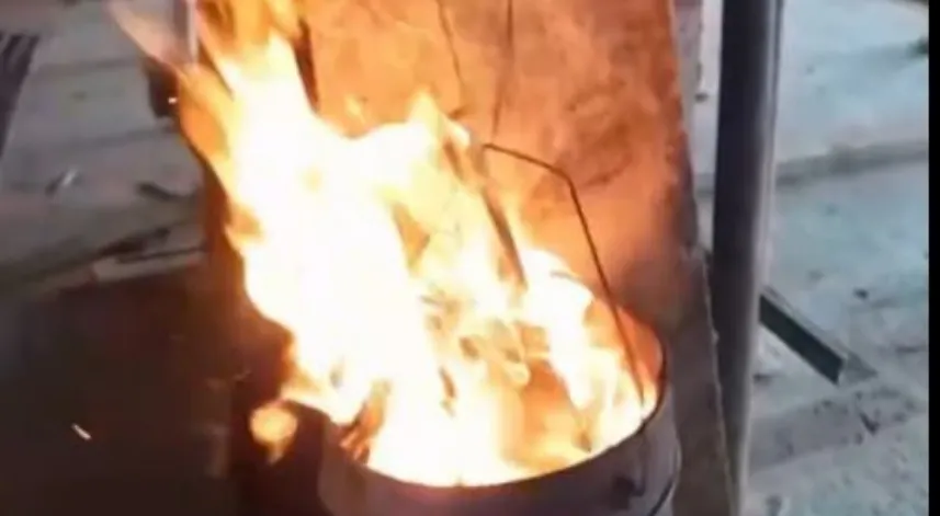 Dondurucu soğukta içerisinde ateş yanan tenekeyi sırtına alıp çalıştı