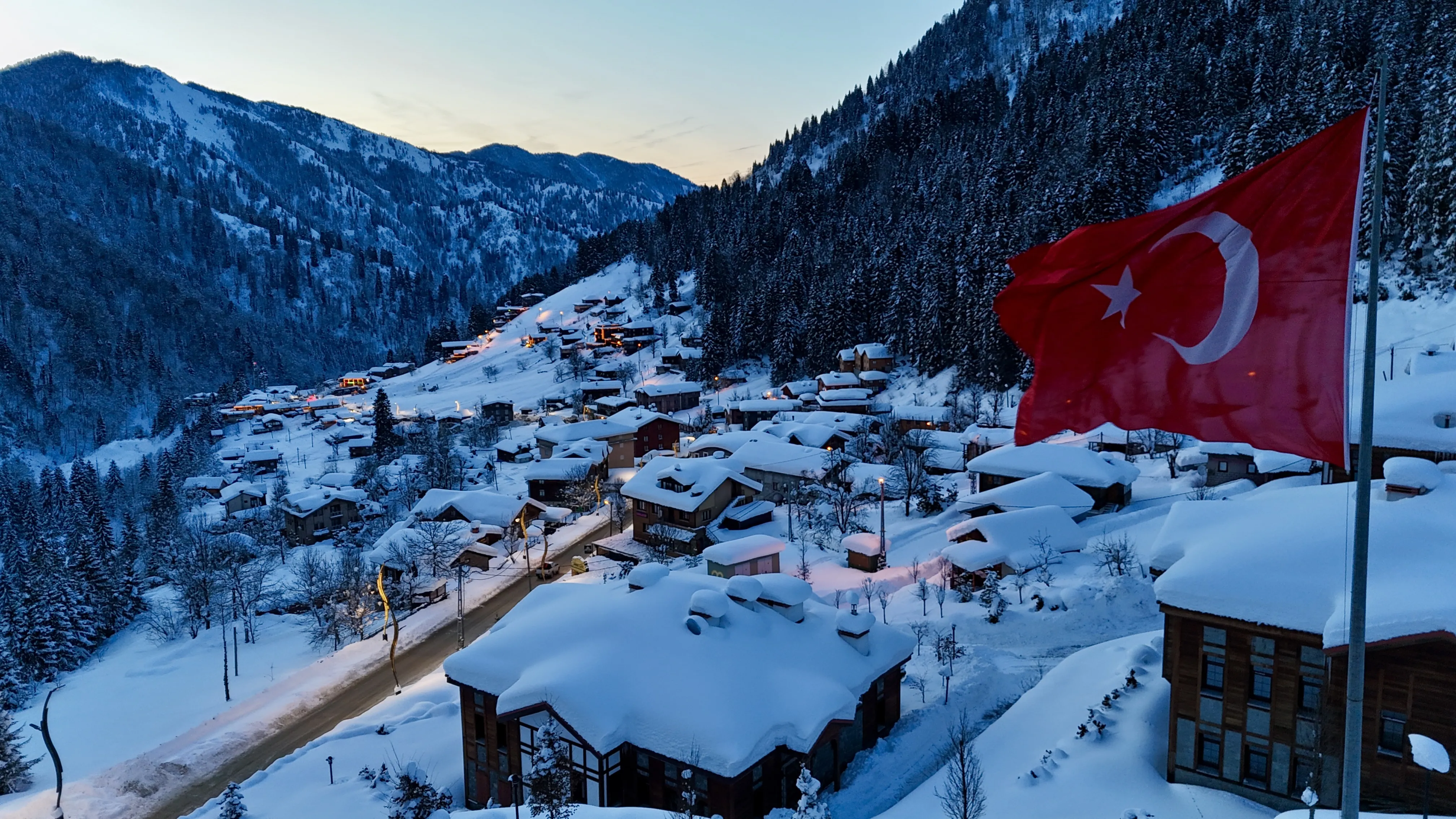 Ayder Yaylası'nda kar yağışı etkili oldu