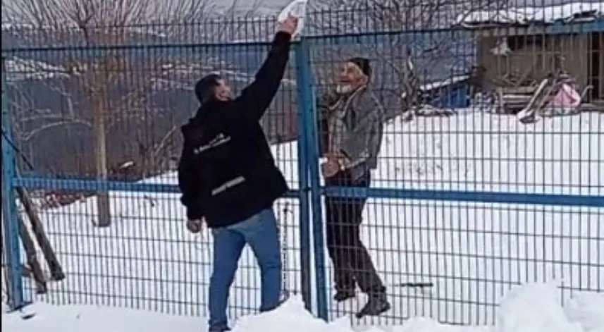 Yolu kardan kapanan mezradaki hastanın ilaçları kepçeyle ulaştırıldı