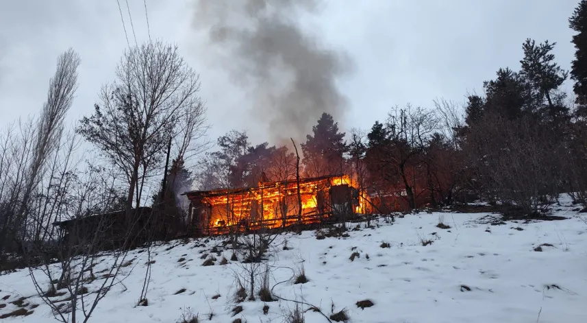 Artvin'de çıkan yangında ahşap ev kullanılamaz hale geldi