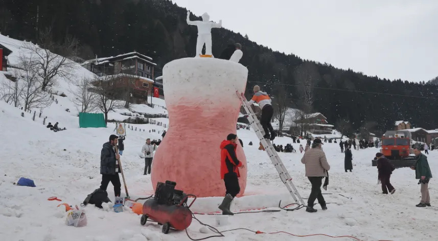 Ayder'de kar festivali kayakla başladı; kardan çay bardağı görücüye çıktı