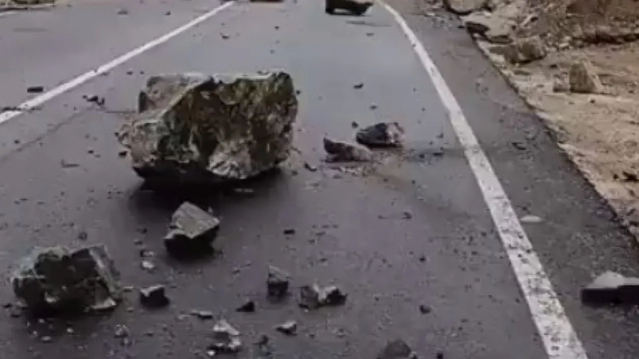 Artvin-Şavşat kara yolunda heyelan