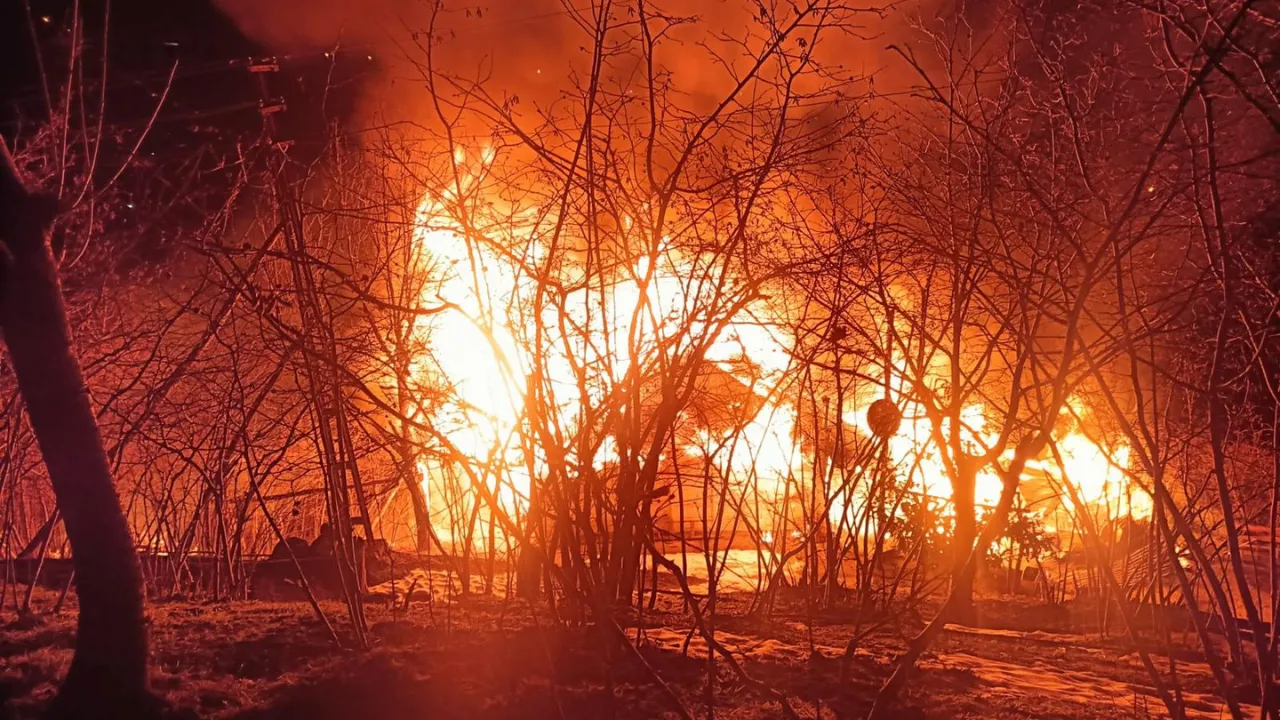 Yanan evinin 10 metre ilerisinde ağaçta asılı cansız bedeni bulundu