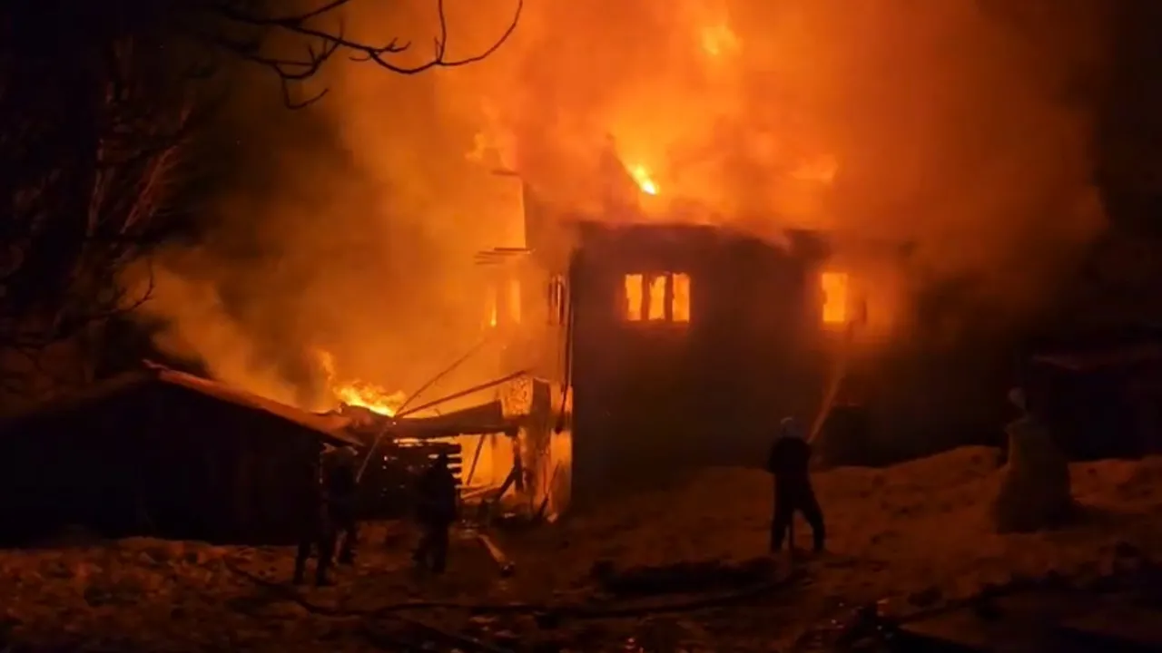 Köy muhtarının evi alev alev yandı