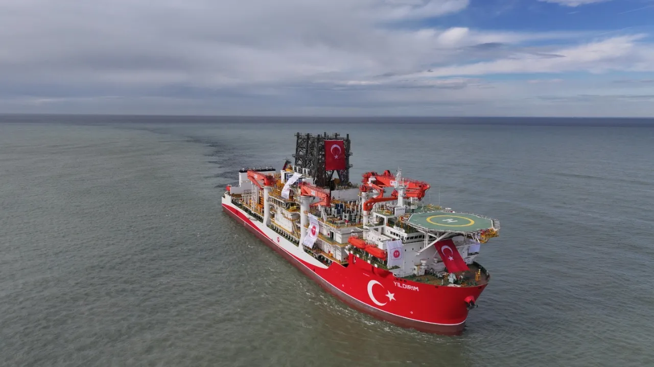 Derin deniz sondaj gemisi 'Yıldırım', Filyos Limanı'na ulaştı 