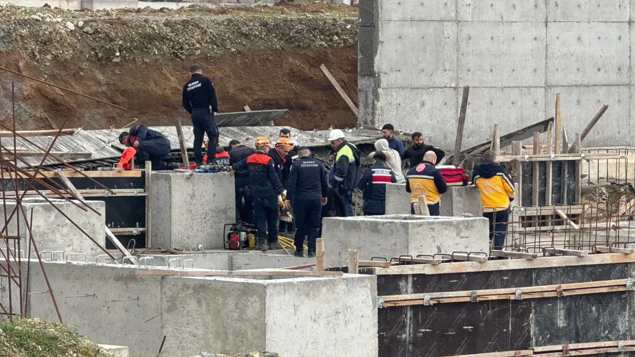 Tonlarca betonun altında kaldılar: 1 işçi öldü, 2'si sağ kurtarıldı