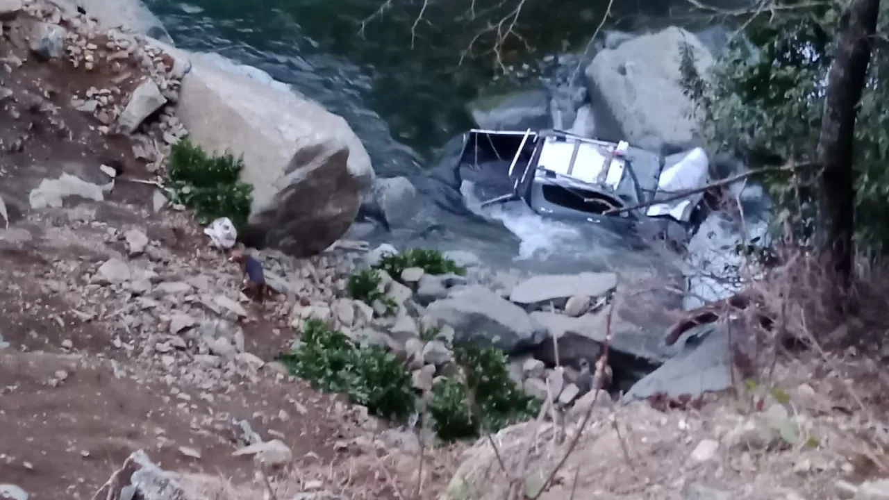 Rize'de kamyonet dereye yatağına düştü: 2 yaralı