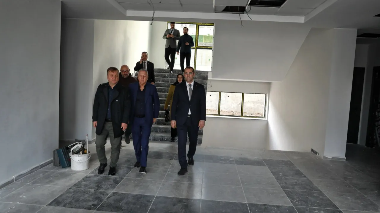 Akçaabat Belediye Başkanı Ekim, okul inşaatında incelemelerde bulundu